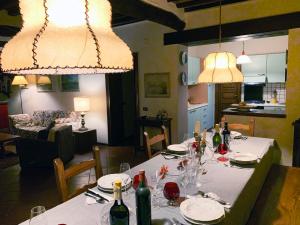 een eettafel met wijnflessen en glazen bij Villa Vaccoli in Lucca