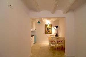 - une cuisine et une salle à manger avec une table dans une pièce dans l'établissement Apartamento l'Illot, à L'Ametlla de Mar