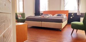 A bed or beds in a room at Ahoi