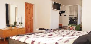 A bed or beds in a room at Ahoi