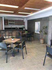 une salle d'attente avec des tables, des chaises et un comptoir dans l'établissement Departamento Terrazas de Cochoa 2 dormitorios, à Viña del Mar