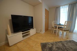 Una televisión o centro de entretenimiento en Apartment Bürgerstraße