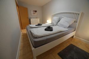 een slaapkamer met een bed met twee hoeden erop bij Apartment Bürgerstraße in Dresden