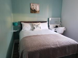 a bedroom with a large bed and a tv at Swindon Theobald House - EnterCloud9SA in Swindon