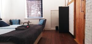 A bed or beds in a room at Ahoi