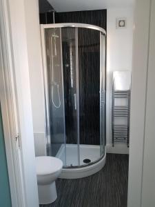 a bathroom with a glass shower and a toilet at Swindon Theobald House - EnterCloud9SA in Swindon