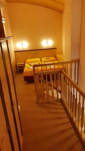 pokój z 2 łóżkami i schodami w pokoju w obiekcie Hotel Obří Sud Javorník w mieście Jeřmanice +37 zdjęć