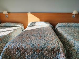 Łóżko lub łóżka w pokoju w obiekcie Hotel Área de Calahorra