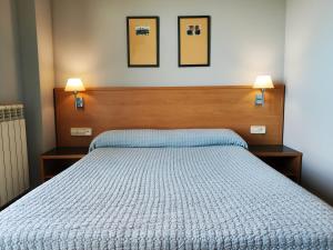 sypialnia z łóżkiem z dwoma światłami w obiekcie Hotel Área de Calahorra w mieście Calahorra