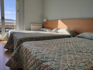 Łóżko lub łóżka w pokoju w obiekcie Hotel Área de Calahorra
