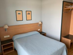 Łóżko lub łóżka w pokoju w obiekcie Hotel Área de Calahorra