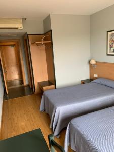 Łóżko lub łóżka w pokoju w obiekcie Hotel Área de Calahorra