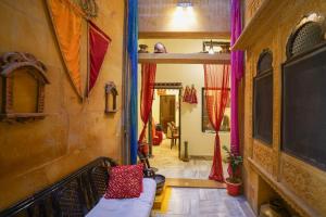 Postel nebo postele na pokoji v ubytování Hotel Shahi Garh + 37 fotografií