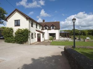 ein weißes Haus mit Straßenbeleuchtung davor in der Unterkunft Valley House in Tiverton