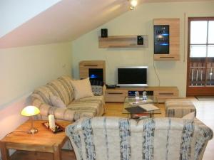 ein Wohnzimmer mit 2 Sofas und einem TV in der Unterkunft Ferienwohnung Klaus in Oy-Mittelberg