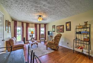 uma sala de estar com um sofá e cadeiras em Explore Lake Erie and Strip From Quaint Apartment! em Geneva-on-the-Lake