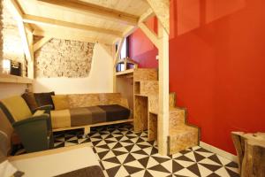 Habitación con cama, sofá y mesa. en Wehomes - TinyHouse - RhoFiera Milano self check-in, en Rho