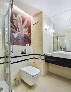Hotel Diva SPA في كولوبرزيغ: حمام مع مرحاض ومغسلة