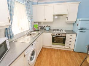 Η κουζίνα ή μικρή κουζίνα στο 2 Primrose Cottage