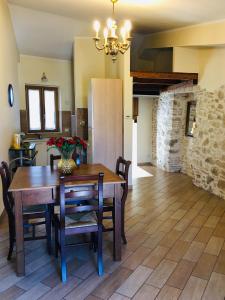 a kitchen and dining room with a table and chairs at L'arciere in Celano