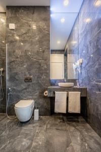 La salle de bains est pourvue de toilettes et d'un lavabo. dans l'établissement 5 STAR APART HOTEL, à Tbilissi