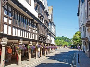 una calle con una fila de edificios con flores en Aeolus House, en Dartmouth
