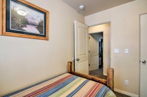 Ένα ή περισσότερα κρεβάτια σε δωμάτιο στο Kanab Condo with Pool and AC Less Than 1 Mi to Attractions!