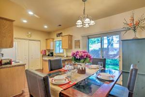 A kitchen or kitchenette at Kanab Condo with Pool and AC Less Than 1 Mi to Attractions!