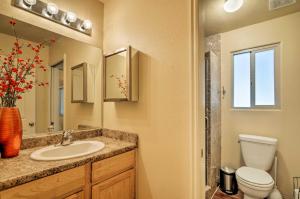 Ένα μπάνιο στο Kanab Condo with Pool and AC Less Than 1 Mi to Attractions!