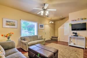 Μια τηλεόραση ή/και κέντρο ψυχαγωγίας στο Kanab Condo with Pool and AC Less Than 1 Mi to Attractions!