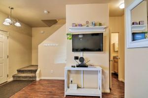 Μια τηλεόραση ή/και κέντρο ψυχαγωγίας στο Kanab Condo with Pool and AC Less Than 1 Mi to Attractions!