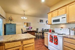 Η κουζίνα ή μικρή κουζίνα στο Kanab Condo with Pool and AC Less Than 1 Mi to Attractions!