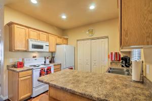 Η κουζίνα ή μικρή κουζίνα στο Kanab Condo with Pool and AC Less Than 1 Mi to Attractions!