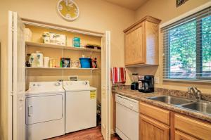 Η κουζίνα ή μικρή κουζίνα στο Kanab Condo with Pool and AC Less Than 1 Mi to Attractions!