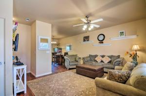 Χώρος καθιστικού στο Kanab Condo with Pool and AC Less Than 1 Mi to Attractions!