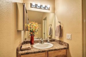 Ένα μπάνιο στο Kanab Condo with Pool and AC Less Than 1 Mi to Attractions!
