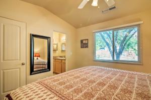 Ένα ή περισσότερα κρεβάτια σε δωμάτιο στο Kanab Condo with Pool and AC Less Than 1 Mi to Attractions!