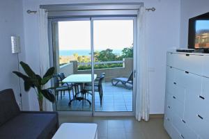 een woonkamer met een bank en een tafel en een balkon bij Ocean View Apartment with Large Terrace in Granadilla de Abona