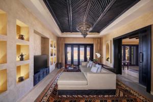 Predel za sedenje v nastanitvi Anantara Qasr al Sarab Desert Resort