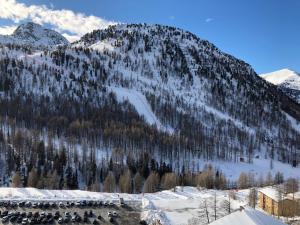 una montaña cubierta de nieve con una pista de esquí en Les Terrasses d Isola 2 pièces 4 personnes en Isola 2000