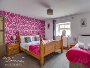 En eller flere senge i et værelse på Upsidedown House