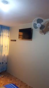 TV a/nebo společenská místnost v ubytování HOSPEDAJE LOS PAREDONES