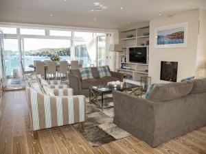Sala de estar con sofás, mesa y TV en Quayside, en Salcombe