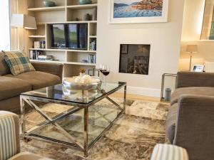 sala de estar con mesa de centro de cristal en Quayside, en Salcombe 24 fotos más