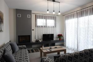 TV a/nebo společenská místnost v ubytování Katsaros - Elegant Home in Nafplio