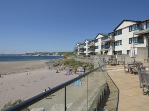 Blick auf den Strand mit einem Hotel in der Unterkunft 6 Burgh Island Causeway in Bigbury on Sea