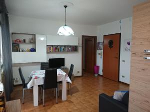 une salle à manger avec une table et des chaises blanches dans l'établissement Casa Emilia Loano, à Loano