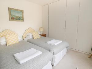 zwei Betten nebeneinander in einem Zimmer in der Unterkunft Keepers Cottage in Warminster