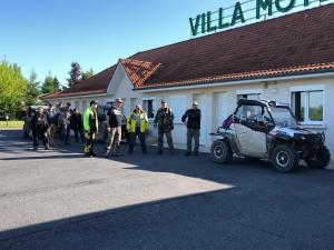 un grupo de personas de pie en frente de un edificio en Villa Motel en Stenay