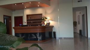 vestíbulo con recepción en un edificio en Ristorante Hotel Turandot Magnolia!!!, en Grisignano di Zocco